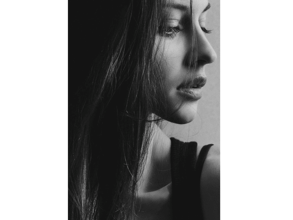 Imagem de mulher em preto e branco.